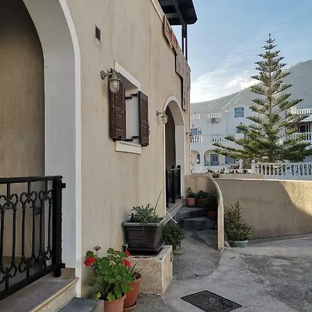 Villa Thira Perissa (Santorini)